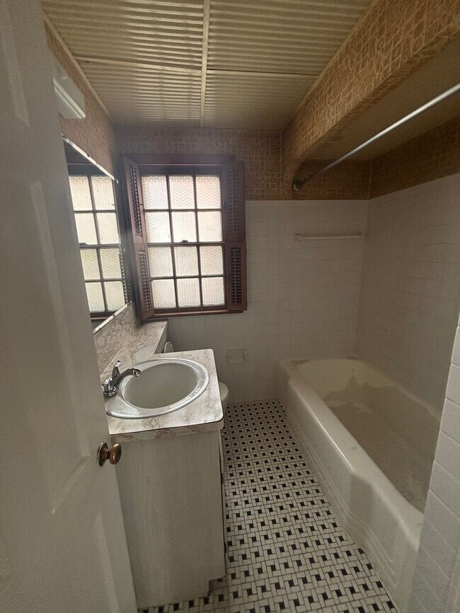 Building Photo - 3bd Single Section 8 WATER/SEWER INCLUDED