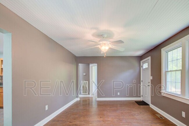 Building Photo - 27 Ansell Ave