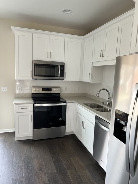 Building Photo - 1011 E 10th St