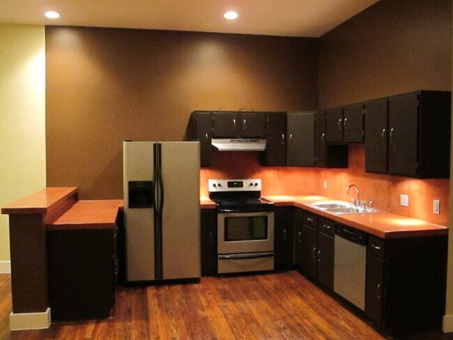 Building Photo - 319 S Flores St