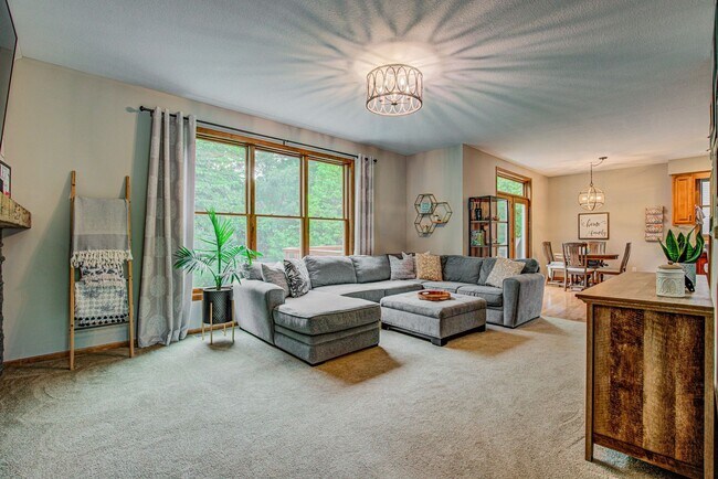 Building Photo - Immaculate 5 Bedroom 4 Bath in Chanhassen - Available August 1st.