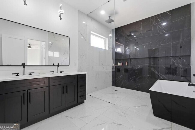 Building Photo - 556 Versailles Dr