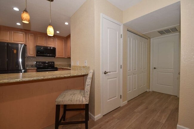 Building Photo - Large 2Bedroom | 2nd Floor | Highly Remodeled