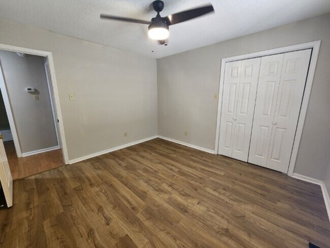 Building Photo - 309 Shadow View Dr