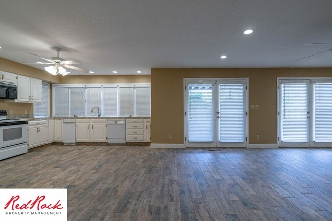 Building Photo - Spacious 5 Bedroom Home in A Quiet Communi...