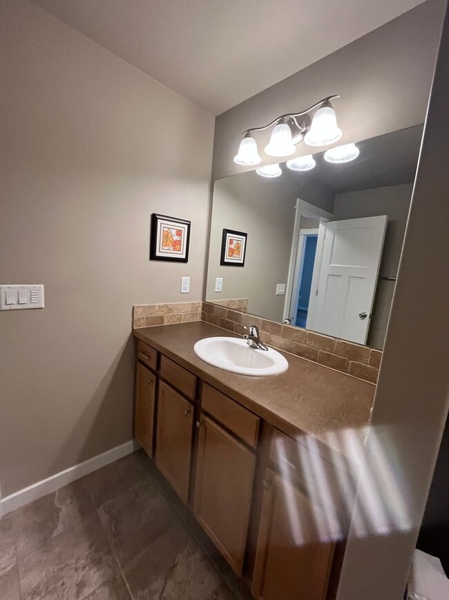 Building Photo - 3 bed 2.5 Bath Condo with 2 car garage