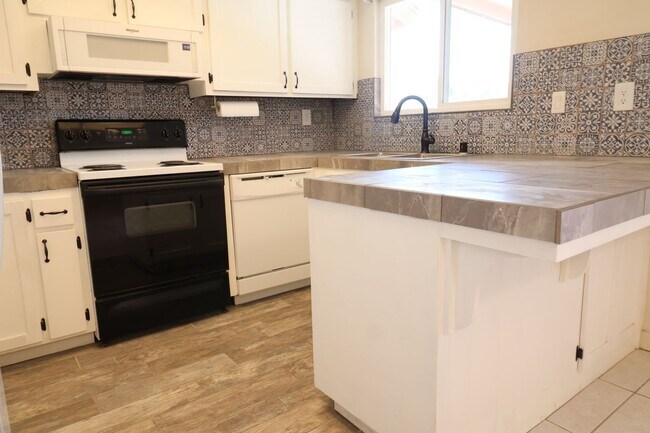 Building Photo - 112 Rawhide Ln