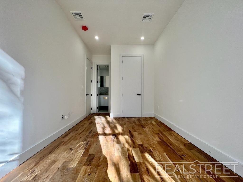 Building Photo - Stunning 4 Bed 2 Bath in Clinton Hill with...