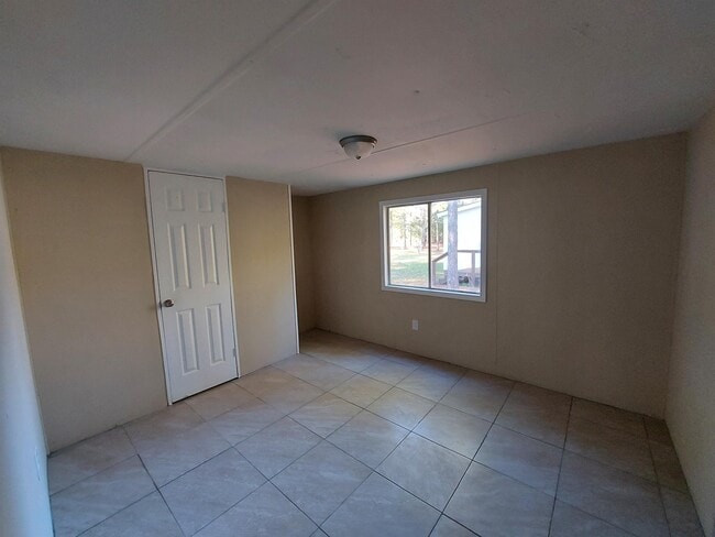 Building Photo - 119 E Woods Ct