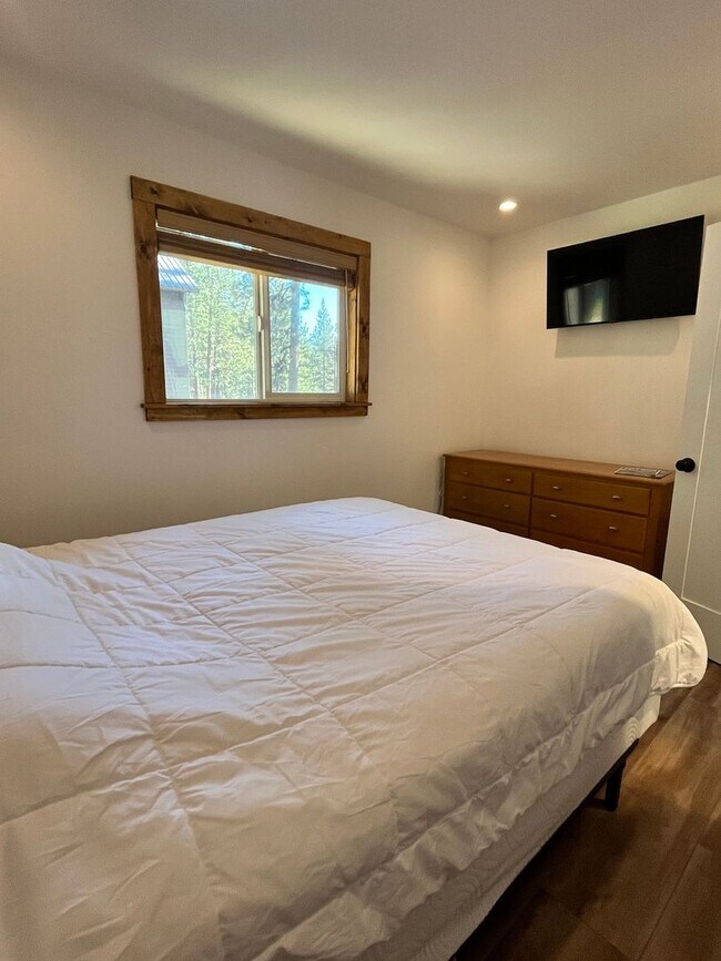 Building Photo - Donner Lake Ski Lease 26/27  — Fully Remodeled Home