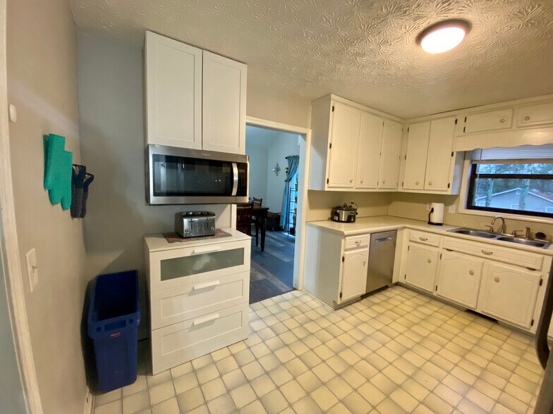 Building Photo - 1095 Mountain Springs Dr NW