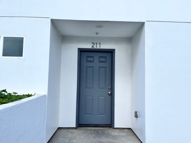 Building Photo - 211 W 43rd St