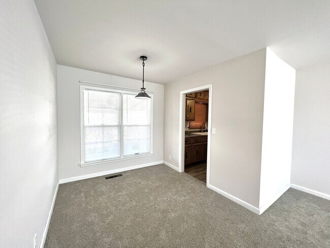 Building Photo - Newly Renovated 2 bed/1 bath Home with att...