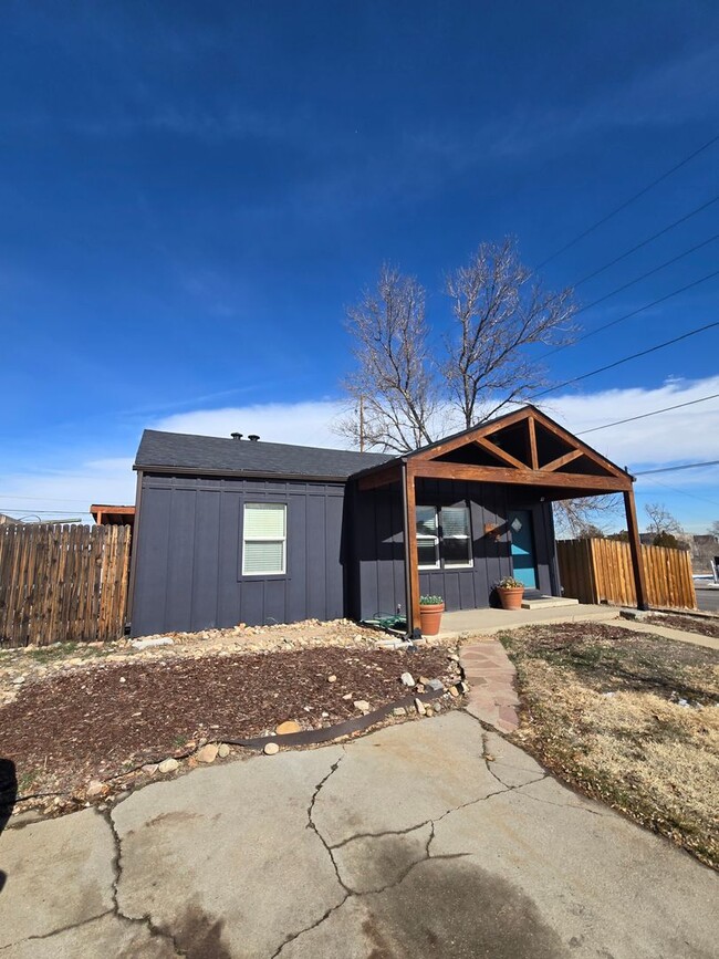 Building Photo - Charming 2B/1B with Huge Yard Available in...