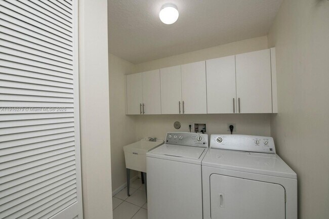 Building Photo - 15711 SW 53rd Ct