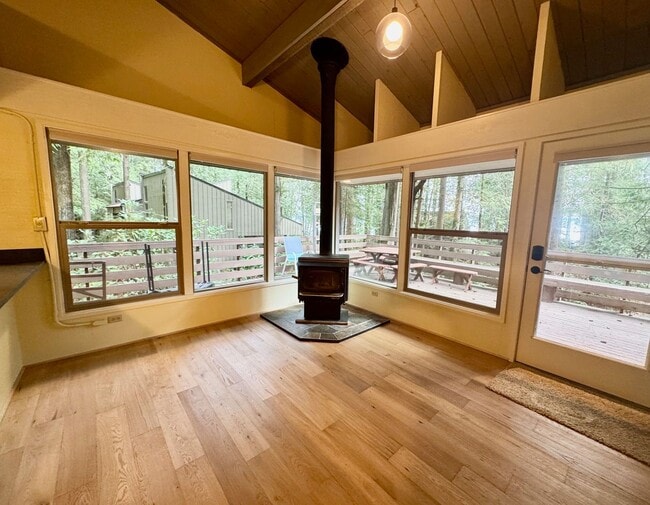 Building Photo - Come live in this quiet corner of Harstine Island!