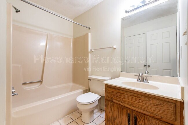 Building Photo - 4406 S Brook St