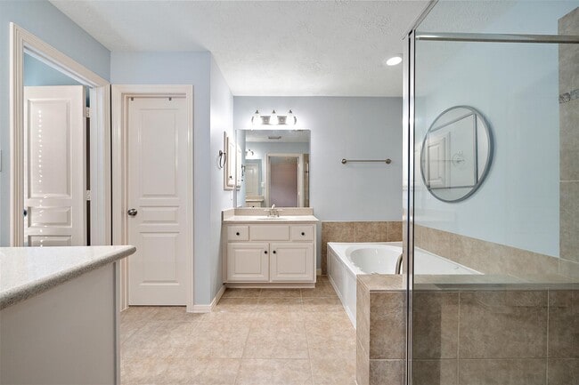 Building Photo - 2626 Couch St