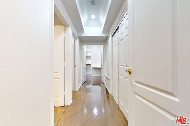 Building Photo - 353 S Reeves Dr