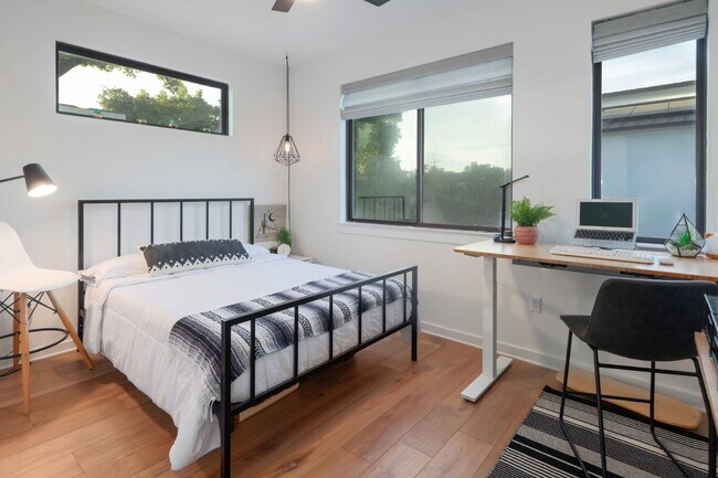 Building Photo - Spacious 3-Bedroom Townhouse Retreat