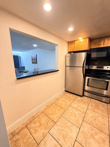Building Photo - 9355 Fontainebleau Blvd