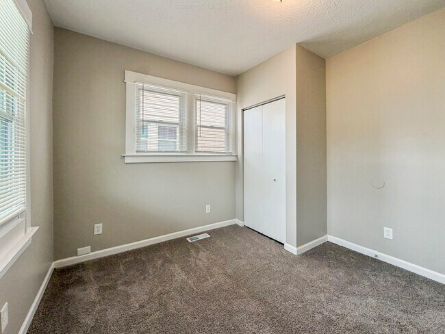 Building Photo - 823 S 38th St