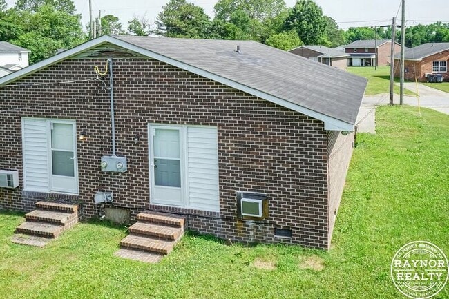 Building Photo - 1721-1723 Windsor Dr