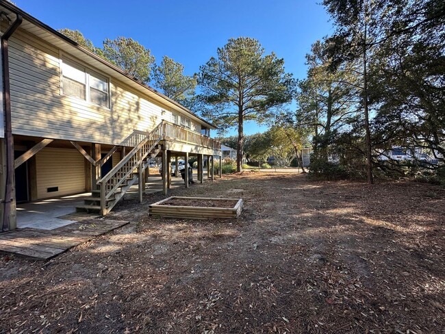Building Photo - Centrally located home at Milepost 6