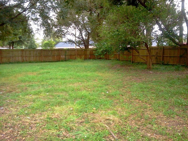 Building Photo - Awesome 2BR/1BA w/Open Floor Plan, Deck, L...