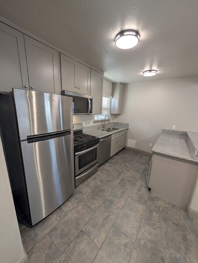 Building Photo - 935 E Divisadero St