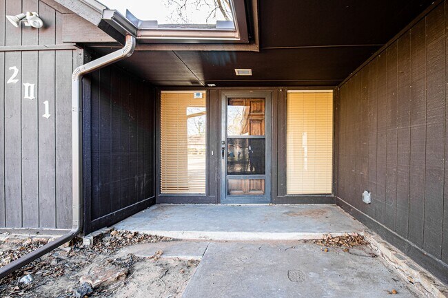Building Photo - 3 Bed 1.5 Bath in Carl Albert School District