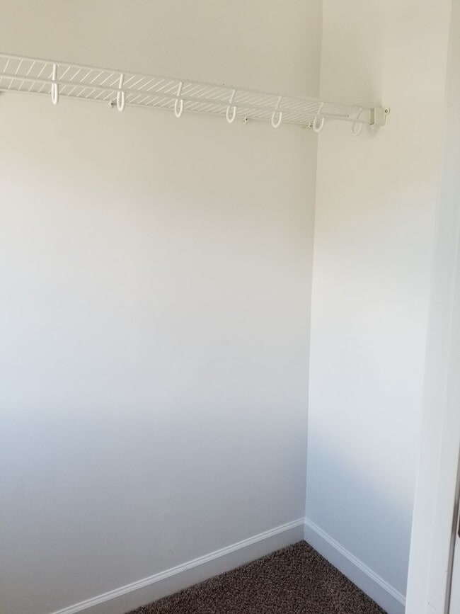 Building Photo - Move in ready close to airport BNA and I40