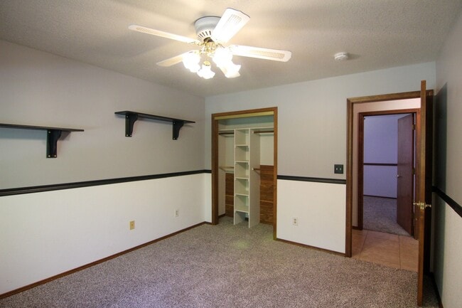 Building Photo - Spacious Home Between Redding and Anderson