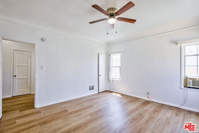 Building Photo - 203 S Doheny Dr