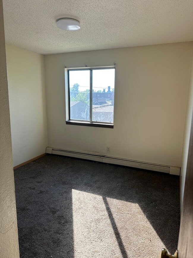 Building Photo - Three Bedroom