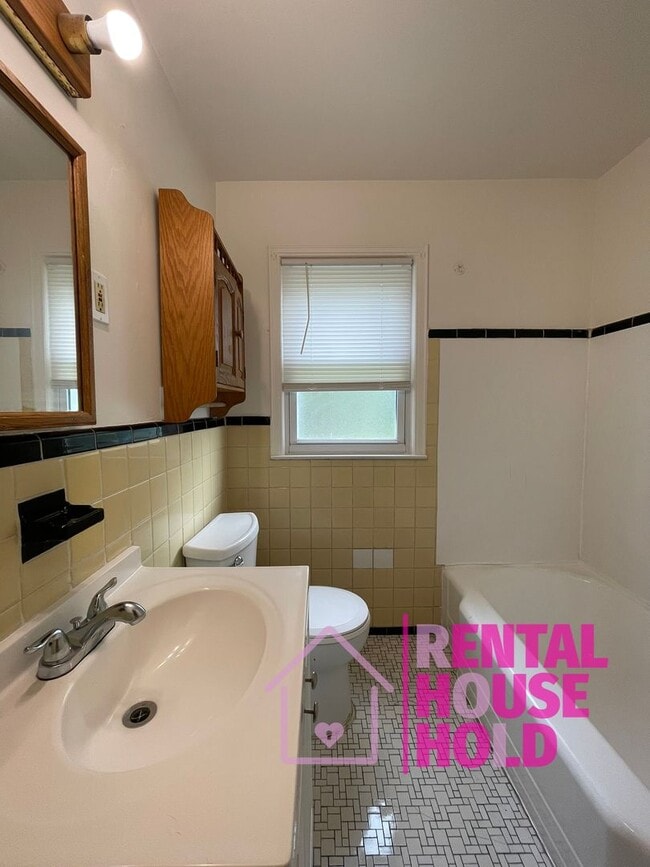 Building Photo - 3-Bedroom 1-Bath Single Family Home Locate...