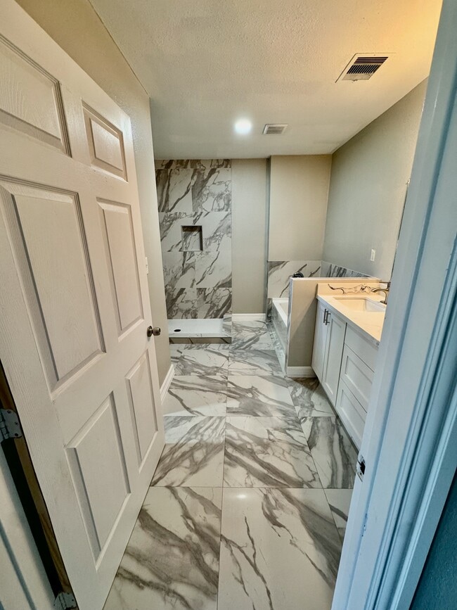 Building Photo - 4415 Tulip Ln