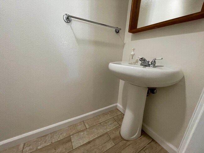 Building Photo - Top-Floor large condo on tree-lined street