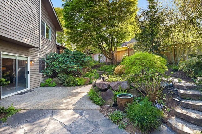 Building Photo - Exceptional home on a quiet cul-de-sac in ...