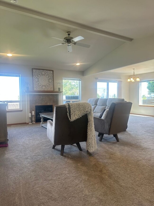 Building Photo - Beautiful 3 bedroom 2 bathroom