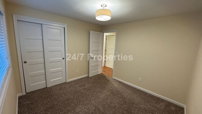 Building Photo - Spacious, Open-Concept 3 Bedroom West Linn Home