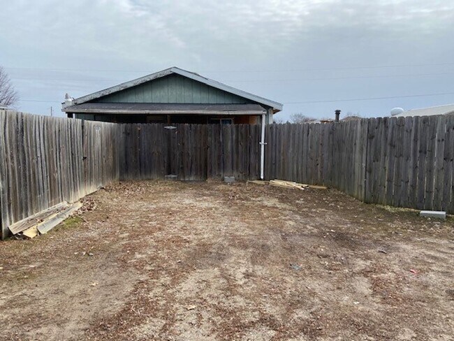 Building Photo - Single-Family Home in Hollister