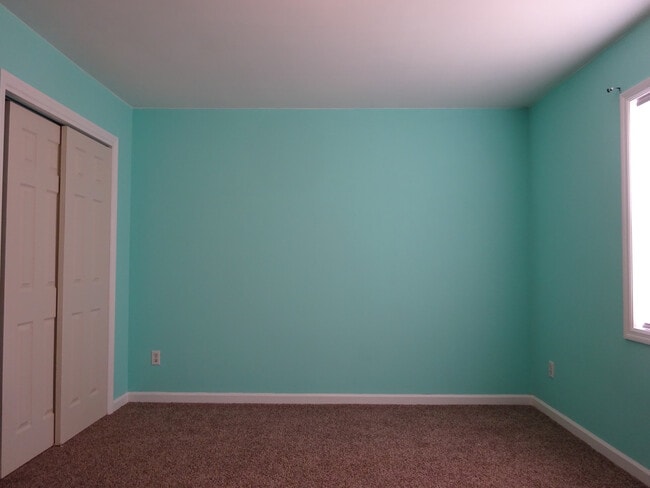 Building Photo - A cutie pie of a home!