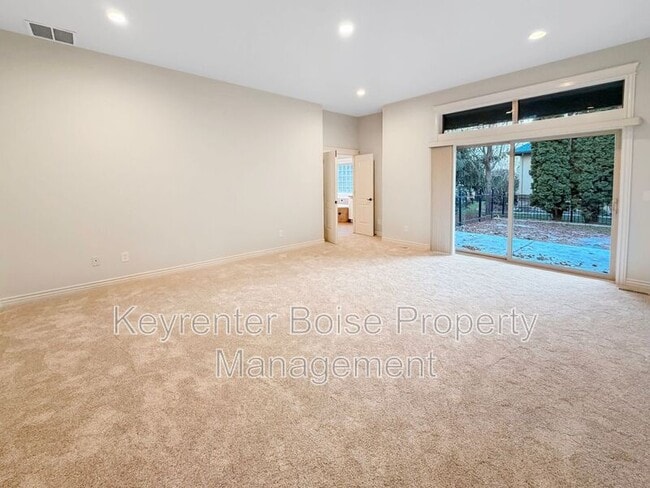 Building Photo - 1141 E Crowne Pointe Dr