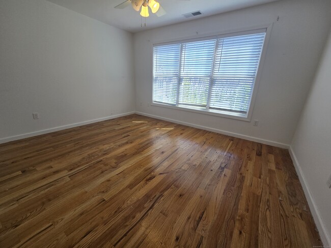 Building Photo - 23 Short Oak Dr