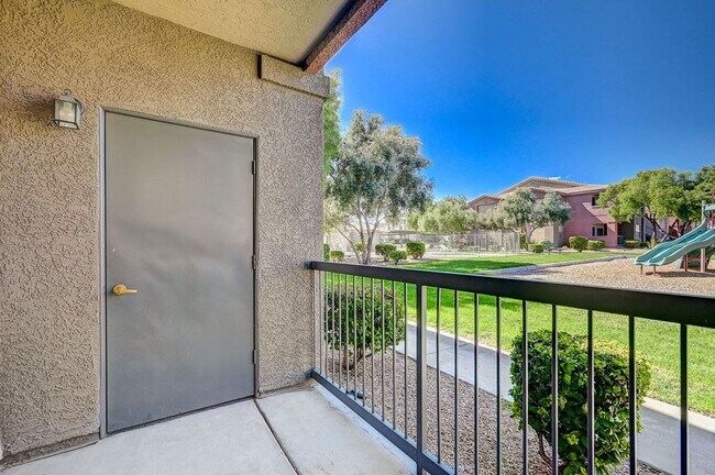 Building Photo - Stunning first floor condo with new wood floor!