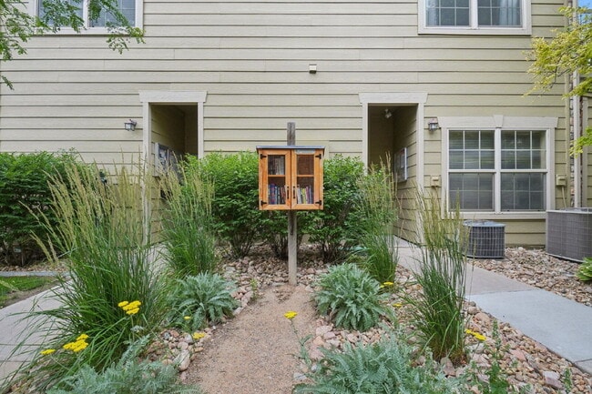 Building Photo - Gorgeous third floor - 1bd/1ba condo