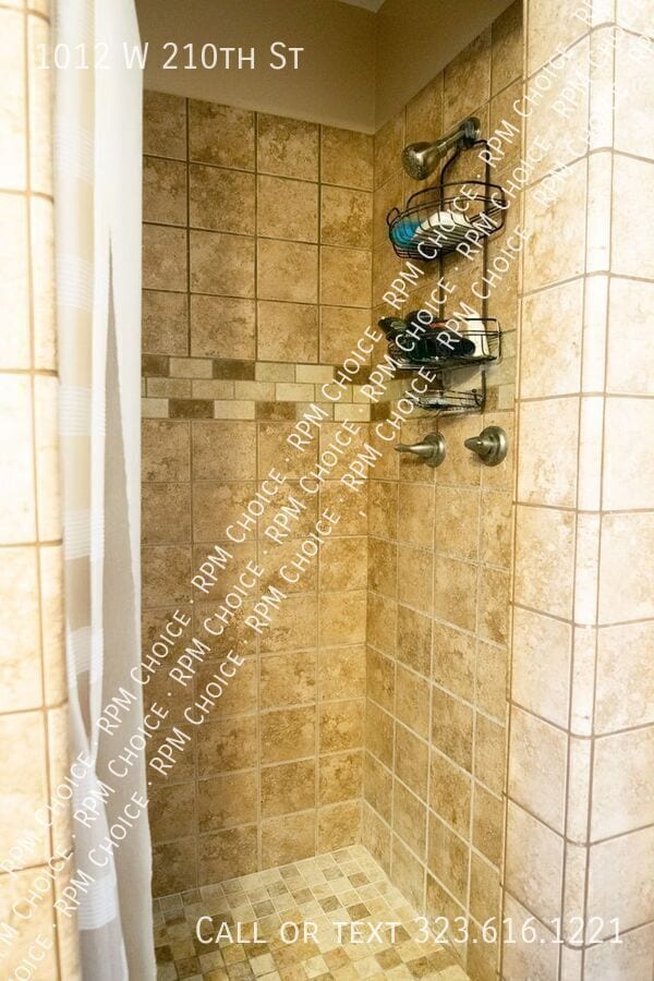 Building Photo - 1012 W 210th St