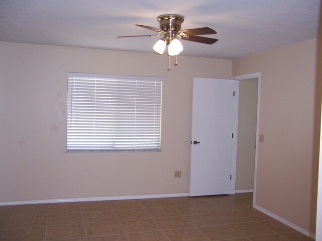 Building Photo - 2163 SE Shelter Dr