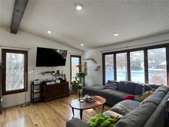 Building Photo - 520 Lake Summit Ct